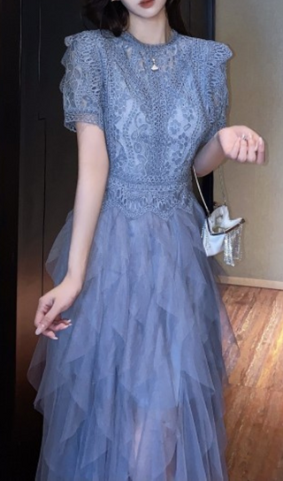 ROBE MIDI DÉCOUPÉE EN DENTELLE BLEUE