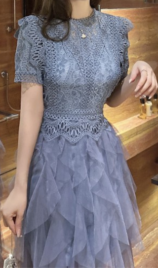 ROBE MIDI DÉCOUPÉE EN DENTELLE BLEUE