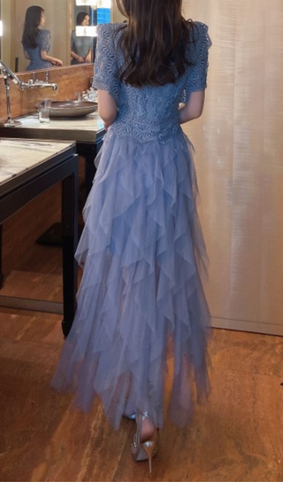 ROBE MIDI DÉCOUPÉE EN DENTELLE BLEUE