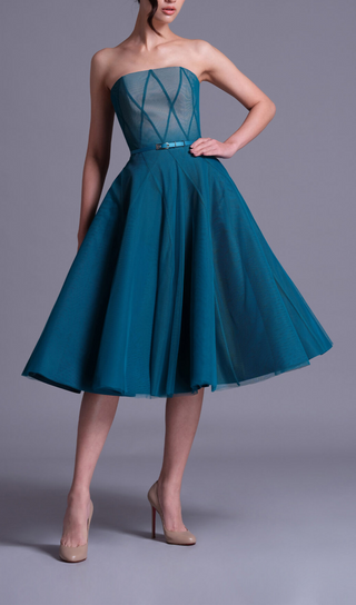 MIDIKLEID AUS WEICHEM NETZ IN BLAUEM OMBRE-MUSTER