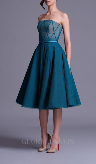 MIDIKLEID AUS WEICHEM NETZ IN BLAUEM OMBRE-MUSTER