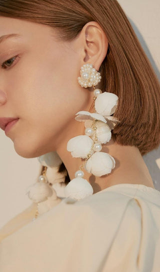 WHITE PEARL FLOWER EARRINGS