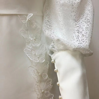 MINI-ROBE À MANCHES LONGUES ET COL EN V EN DENTELLE BLANCHE