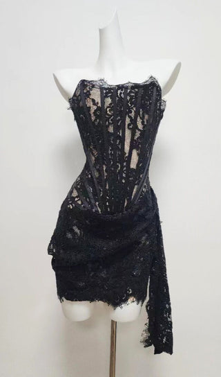 STRAPLESS LACE APPLIQUES MINI DRESS IN BLACK