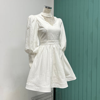 MINI-ROBE À FRANGES ET STRASS À MANCHES BOUFFANTES ET COL EN V